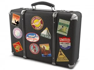 Preparazione del bagaglio con adattatori e accessori per il viaggio in Australia