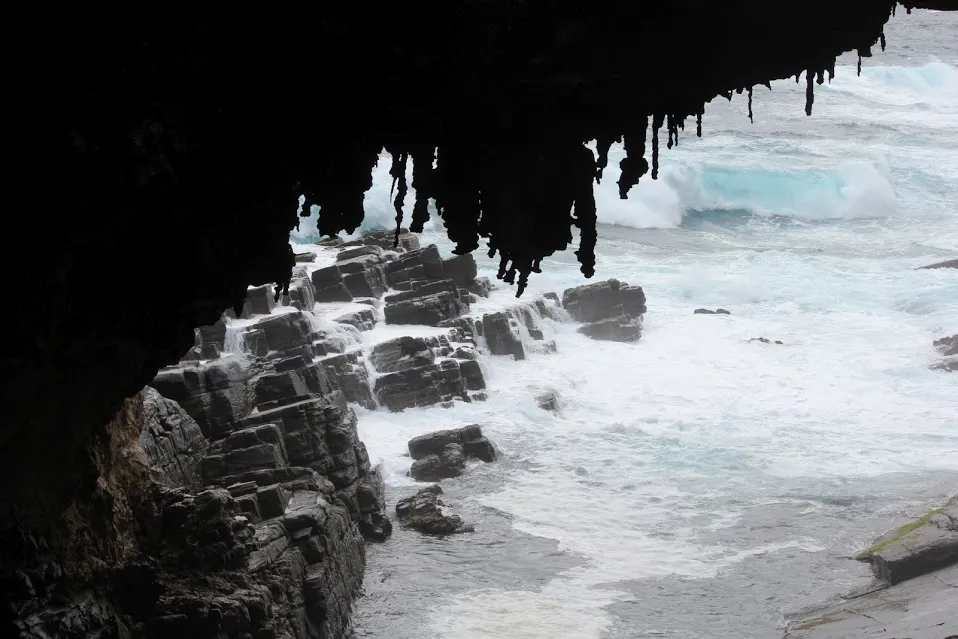Onde dell'Oceano Australe viste attraverso l'arco naturale di Admirals Arch