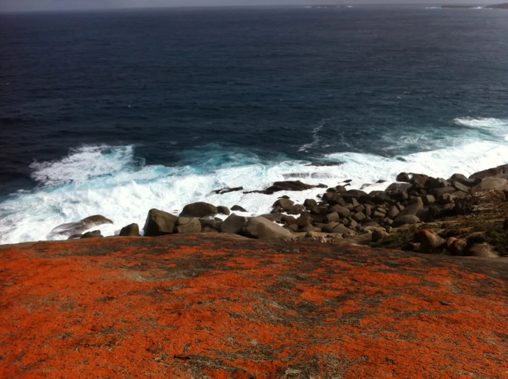 Le rocce granitiche arancioni di Remarkable Rocks sull'oceano di Kangaroo Island