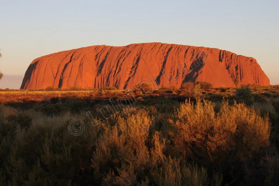 Strade sconfinate dell'Outback australiano nei pressi di Uluru