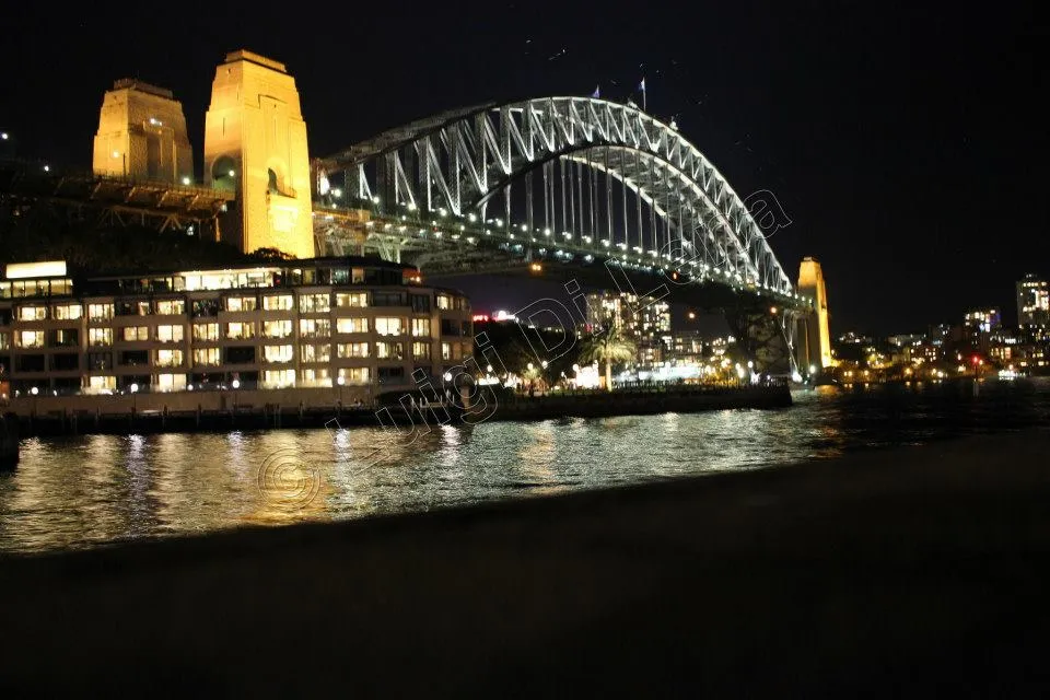 Vista luminosa sull'Harbour Bridge di Sydney durante il nostro viaggio